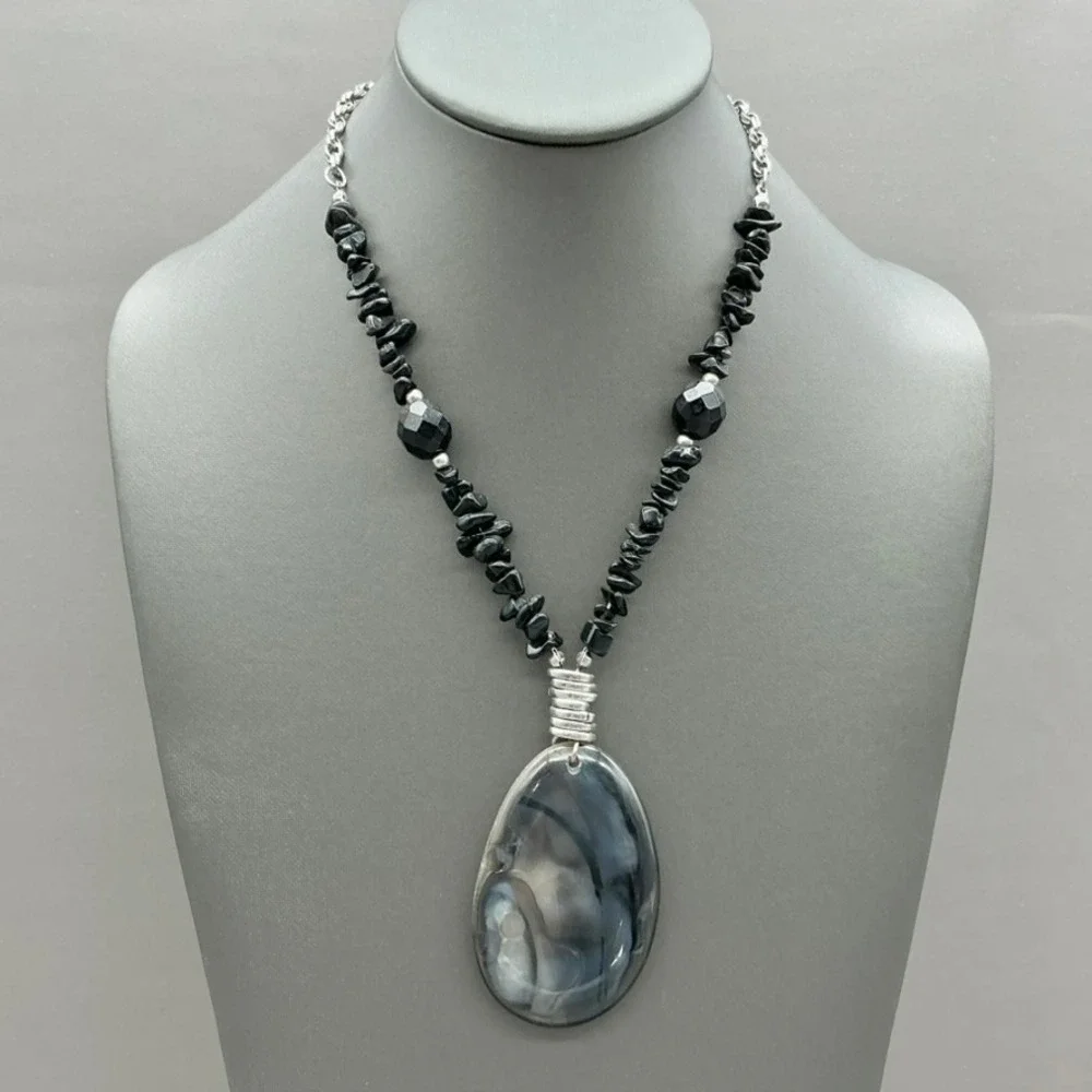 Chico's Necklace Womens Silver Tone Black Agate Stone Pendant Beaded 22 Inches